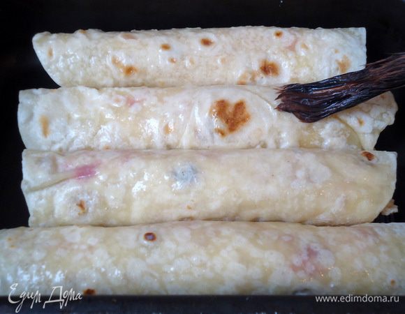 Уложить трубицы в противень и смазать сверху яйцом.
Запечь трубицы в заранее разогретой духовке при 200 гр. примерно 10 минут до золотистого цвета. 