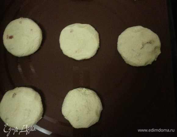 Смешиваем все ингредиенты (кроме кураги) и пробиваем блендером. Курагу нарезаем на достаточно мелкие кусочки и добавляем к творожной массе. Мокрыми руками формируем сырники, выкладываем на пергамент или силиконовый коврик и выпекаем в заранее разогретой до 180С духовке в течение 25-30 минут.