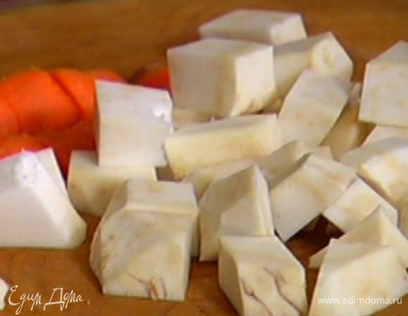 Корень сельдерея почистить и нарезать кубиками.