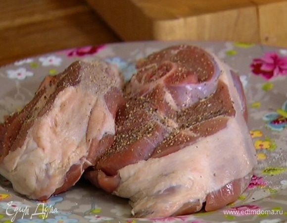 Баранину со всех сторон посолить, поперчить и посыпать мукой.