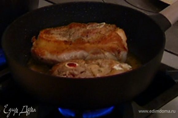 Разогреть в сковороде оливковое масло, обжарить мясо с двух сторон до золотистой корочки и переложить в большую кастрюлю.