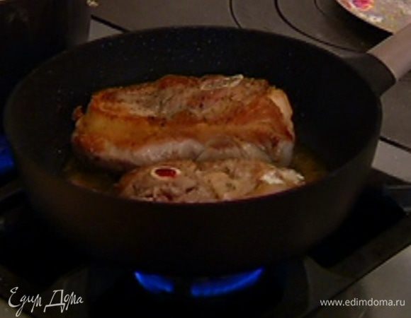 Разогреть в сковороде оливковое масло, обжарить мясо с двух сторон до золотистой корочки и переложить в большую кастрюлю.