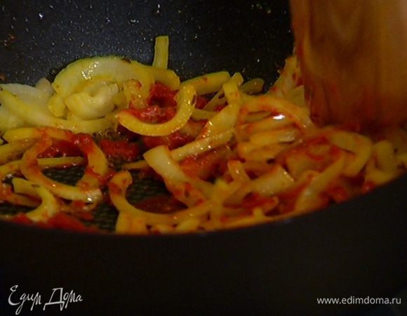 Выложить лук и чеснок в сковороду, где жарилось мясо, добавить тмин, куркуму, томатную пасту, все перемешать и обжарить до карамельной консистенции.