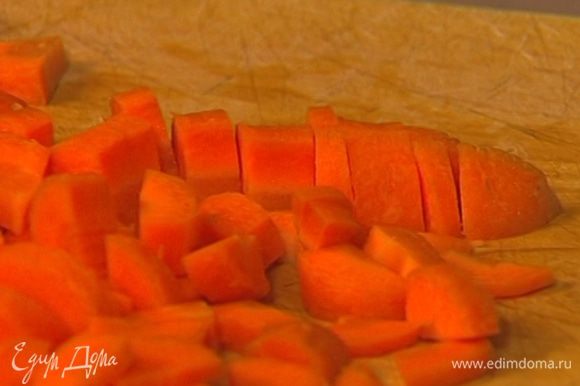 Морковь почистить и порезать небольшими кусочками.
