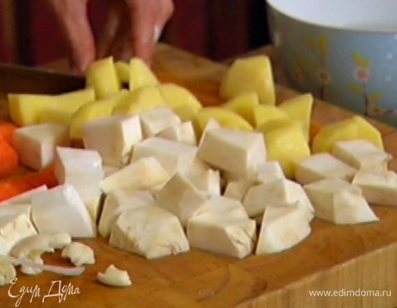 Картофель почистить и порезать на 8 частей.