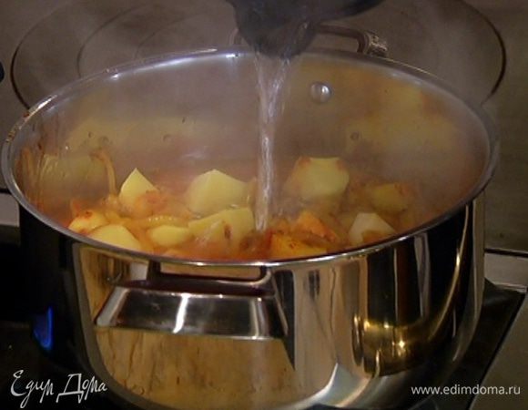 Влить в кастрюлю примерно литр кипятка, так чтобы мясо и овощи были покрыты жидкостью, закрыть кастрюлю крышкой и тушить на медленном огне 1–1 1/2 часа до готовности мяса.