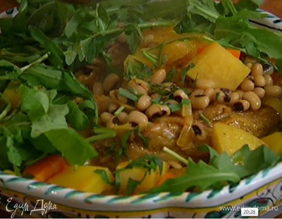 В кастрюлю с мясом добавить фасоль, все перемешать и выложить на большое блюдо, посыпать руколой и тархуном.