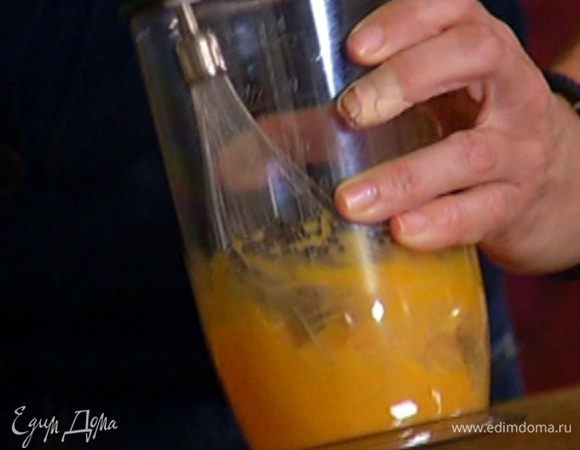 Желтки взбить в плотную массу.