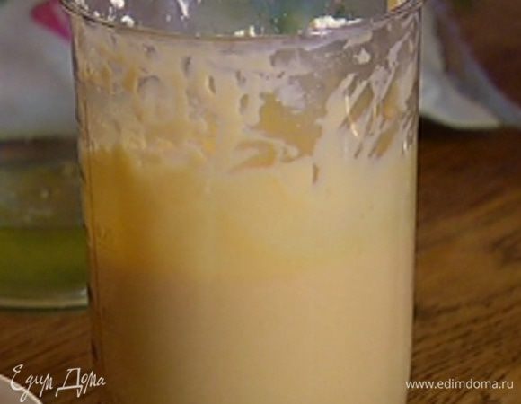 Добавить сливочный сыр и взбить все миксером в однородную массу.