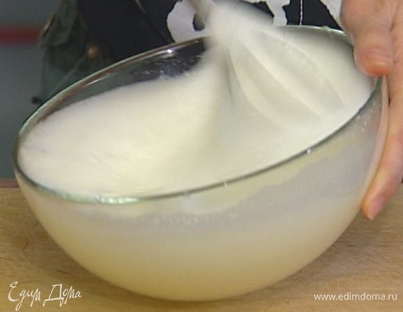 Белки посолить и взбить в крепкую пену.