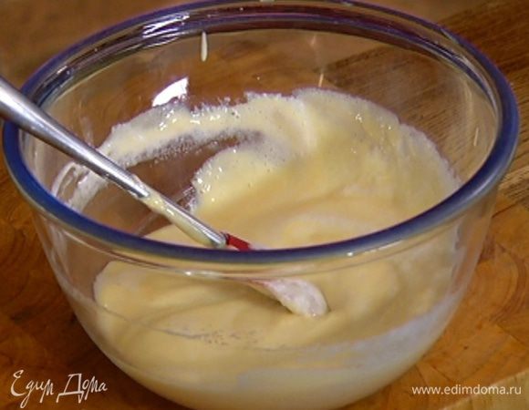 Половину взбитых белков соединить с суфле, затем ввести оставшиеся белки и все вымешать.