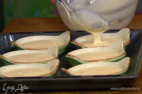 Разложить суфле в небольшие керамические формы, заполняя их на 2/3 объема. Выпекать в разогретой духовке в режиме гидро 12–15 минут.