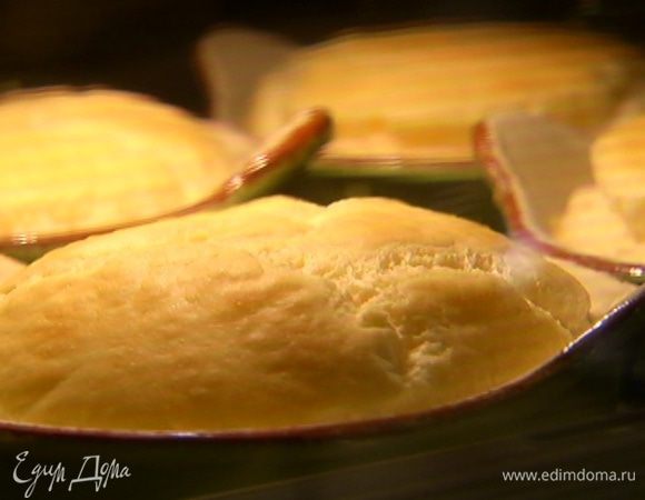 Укроп мелко порубить и посыпать готовое суфле.