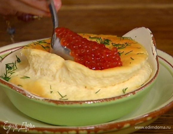 Разложить на суфле красную икру и подавать.