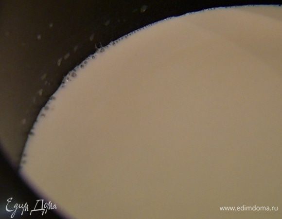 Сливки и молоко влить в большую кастрюлю и прогревать до появления первых пузырьков.