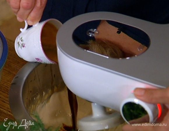 Уменьшить скорость в комбайне и, не прекращая взбивать, влить 50–70 мл кофе.