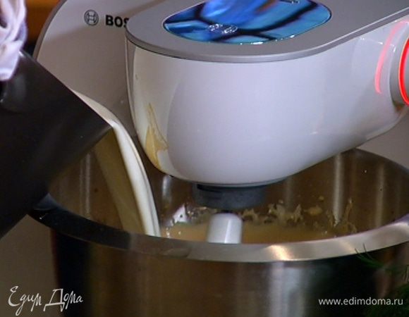 Не выключая комбайна, небольшими порциями добавлять горячее молоко со сливками — должна получиться однородная масса.