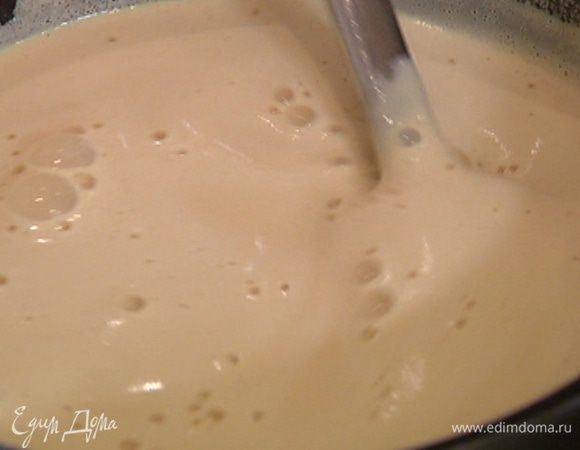 Перелить желтково-сливочную смесь обратно в кастрюлю, отправить на огонь и, непрерывно перемешивая, прогревать, пока масса не загустеет (вы должны почувствовать сопротивление массы при перемешивании). Выключить огонь и перемешивать еще некоторое время, затем остудить массу до комнатной температуры и отправить в морозилку или в машинку для приготовления мороженого.