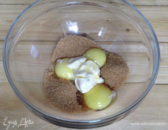 Сварите рассыпчатый рис в воде или на молоке.
Перемешайте и взбейте желтки, демерару и размягченное сливочное масло.