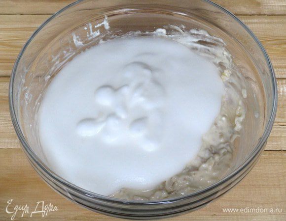 Белки взбейте и введите в творожно-рисовую массу.