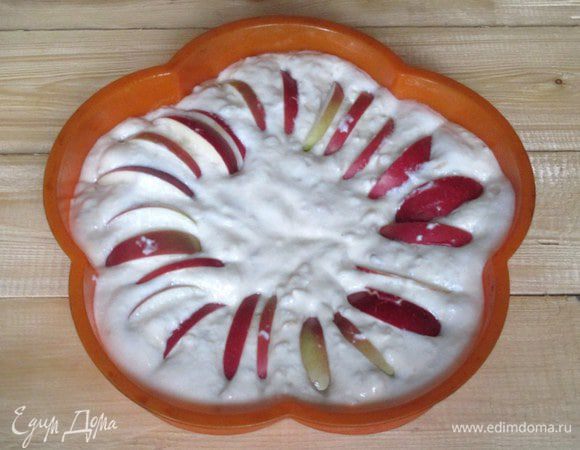 Поместите массу в смазанную форму и воткните кусочки яблок.
Запекайте при 160-180 градусах около 30-40 минут, 
т.е. в зависимости от размеров формы.