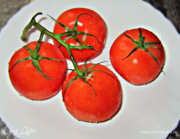 Помидоры вымыть, обсушить.
