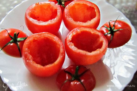 Срезать у помидоров верхушку и вынуть мякоть с семенами. Посолить и поперчить помидоры изнутри.