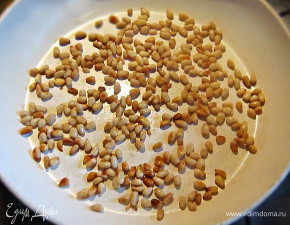 Кедровые орешки слегка обжарить на сухой сковороде.