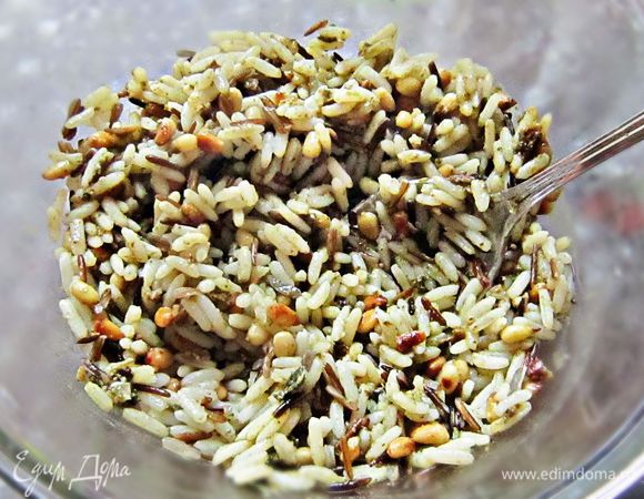 Рис отварить в подсоленной воде до готовности, затем откинуть на дуршлаг. К готовому рису добавить соус песто, кедровые орешки и перемешать.