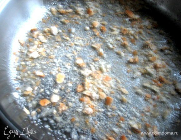 Большую сковороду или форму обильно смазываем растительным маслом,посыпаем сухарями.