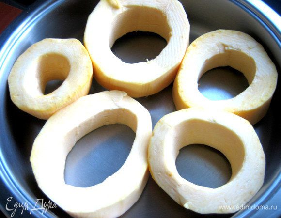 Кабачок толсто нарезаем,очищаем от кожуры и семян и меряем по дну формы.