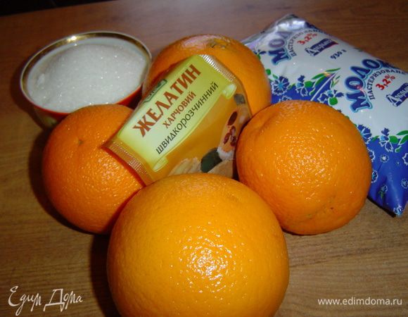 В первую очередь желатин (у меня быстрорастворимый) заливаем теплой водой, перемешиваем и даем набухнуть. 