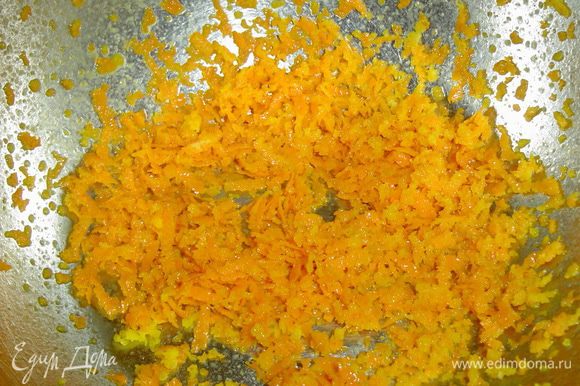 Начинаем процесс с приготовления заготовок для апельсинового желе. Апельсины моем, даем стечь воде и с помощью мелкой терки снимаем цедру с двух апельсинов.