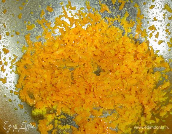 Начинаем процесс с приготовления заготовок для апельсинового желе. Апельсины моем, даем стечь воде и с помощью мелкой терки снимаем цедру с двух апельсинов.