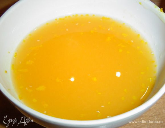 Затем выдавливаем сок из апельсинов. Корки еще с двух апельсинов крупно нарезаем, заливаем 700 мл воды, доводим до кипения и варим 10 минут, после этого процеживаем, охлаждаем до 40-50 градусов. Затем добавляем сахар и набухший желатин(половину замоченного), доводим до кипения, но не кипятим. Затем выдавливаем сок из апельсинов. Добавляем выжатый сок, цедру и убираем с огня.