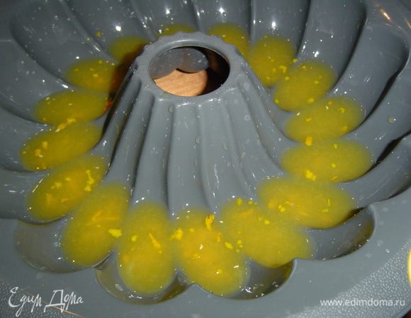 А теперь берем форму и на дно выливаем немного апельсиновой заготовки и даем схватиться в холодильнике,