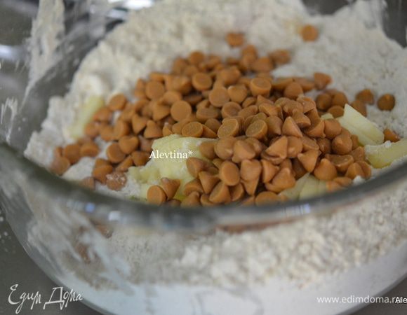 Затем добавить холодное масло кусочками в мучную смесь и порубить все вместе в крошку. Выложим 1 яблоко среднего размера, мелко порезанное и 3/4 стакана чипсы ирисовые  (Butterscotch).