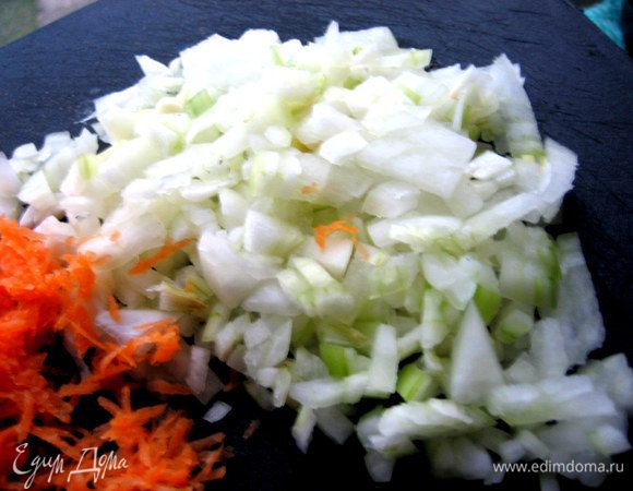 Луковицу шинкуем кубиками.