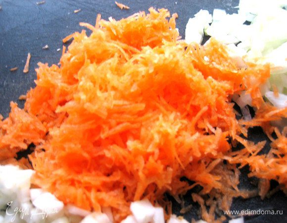 Морковку трём на мелкой тёрке.