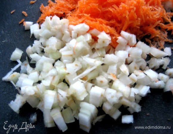 Удобно истратить сюда нижнюю толстую часть стебля сельдерея!