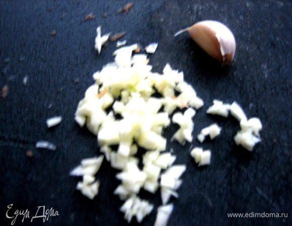 Чеснок как всегда мельчим.