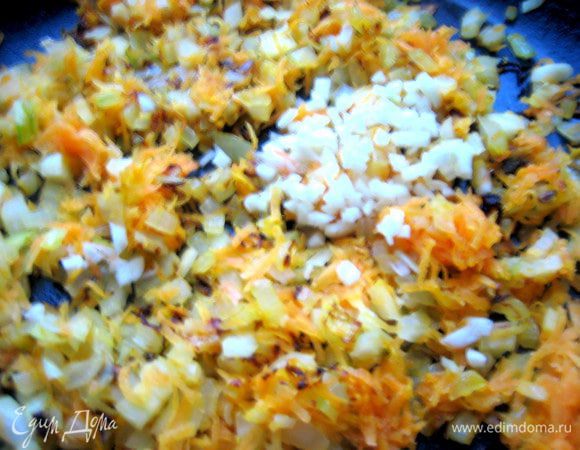 Делаем из овощей лёгкую поджарку.