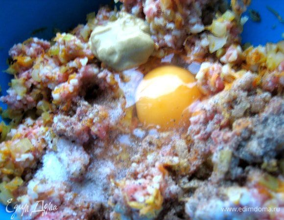 Вбиваем яйцо,ложечку горчицы...