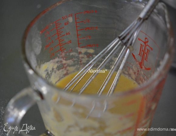 В отдельной емкости смешать яйца, ванильный экстракт и яблочный несладкий соус.