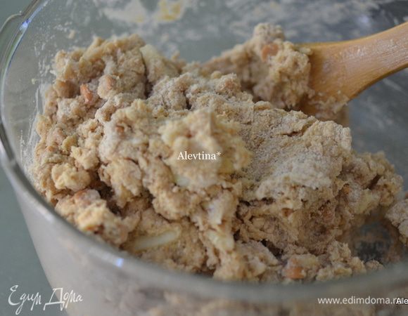 Смешаем сухие ингредиенты с яблочно-яичной смесью.