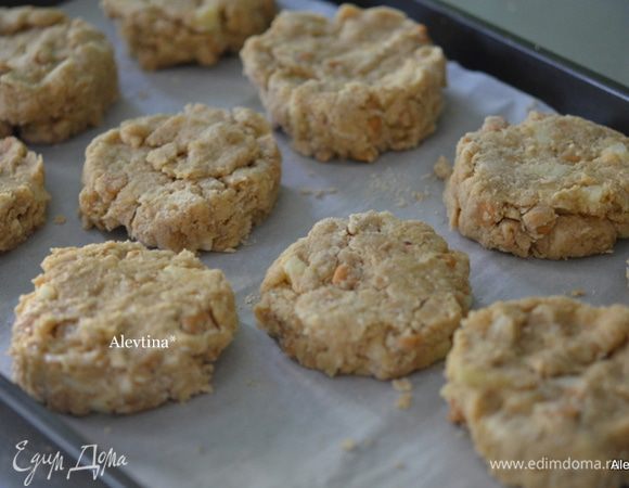 Противень застелем бумагой для выпечки. Осторожно выкладываем, я использовала круглую форму для вырезания. Можно выкладывать столовой ложкой и разровнять.