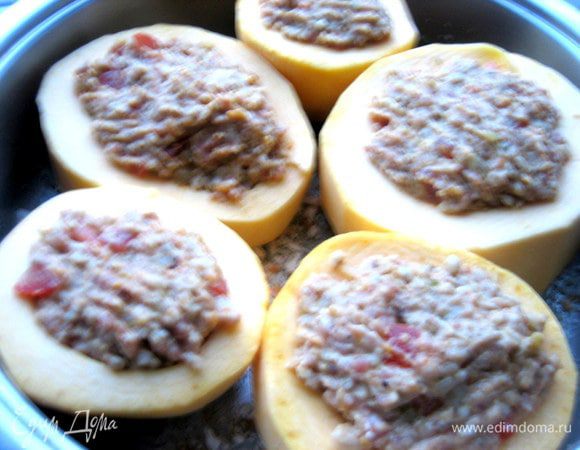 Заполняем кабачки плотно начинкой.