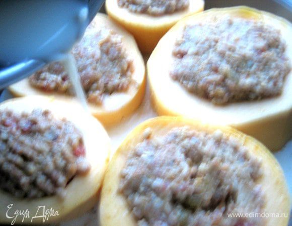 Делаем заливку: в воде растворяем сметану с солью и выливаем между кабачками,иначе они не будут мягкими!