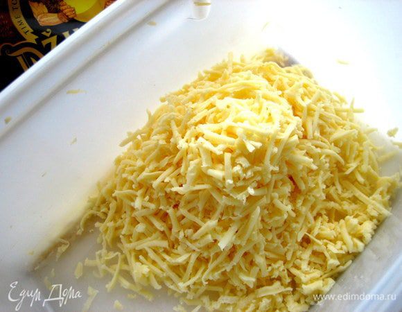 Посыпаем тёртым сыром. Хорошо подходит сыр Джюгас!