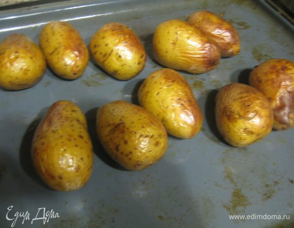 Запечь в духовке (мне хватило 50 мин.) - пока картофелины не станут мягкими внутри и хрустящими снаружи.  А какой от печеного аромааат!!! Сто лет не пекла картошку - можно и на этом шаге остановиться при желании - уже будет вкусно!...))))